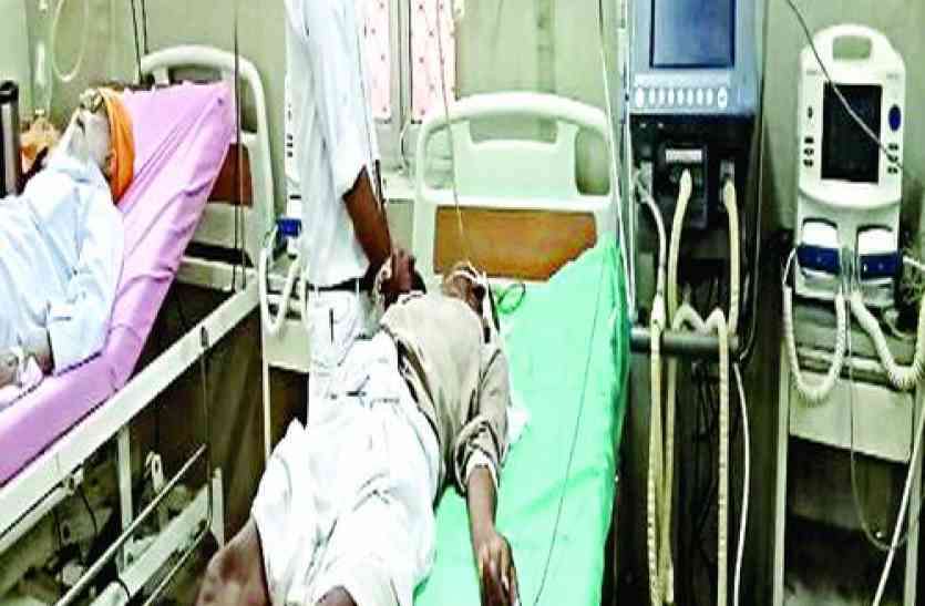 situation of Govt hospitals Emergency ward अस्पतालों की इमरजेंसी के हालात, जूनियर डॉक्टर और नर्सिंग कर्मियों के भरोसे मरीज