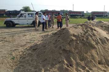 Administration guerrilla action on illegal gravel अवैध बजरी पर प्रशासन छापामार कार्रवाई जारी, भारजा गद्दी गांव में 900 टन अवैध बजरी के दो स्टॉक जब्त