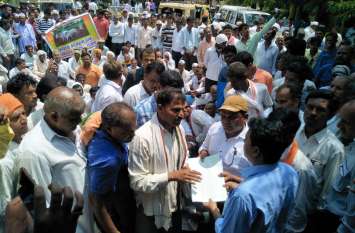 Demonstration performed by Pandhurna as dry पंाढुर्ना को सूखा घोषित करने किया प्रदर्शन