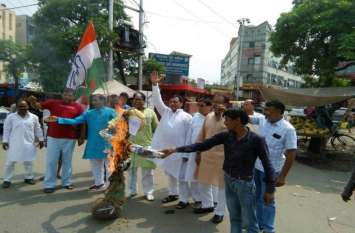 many Congress leaders did not appear in the protest against the govern Video: Congress को जिंदा करने के लिए पहली बार Priyanka Gandhi कर रहीं ऐसा संघर्ष, लेकिन यूपी के इस जिले में एक साथ नहीं खड़े हुए कांग्रेसी नेता