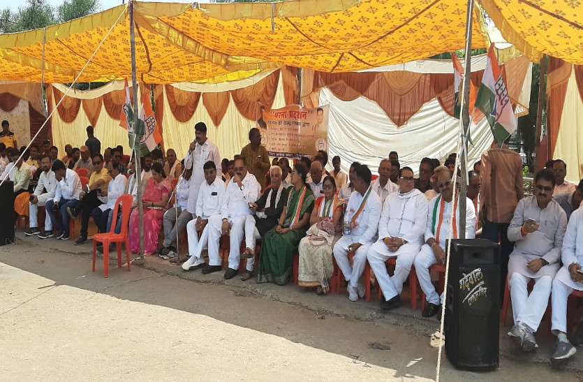 बढ़ती महंगाई के लिए केंद्र सरकार को दोषी बताकर कांग्रेसियों ने किया विरोध प्रदर्शन बढ़ती महंगाई के लिए केंद्र सरकार को दोषी बताकर कांग्रेसियों ने किया विरोध प्रदर्शन