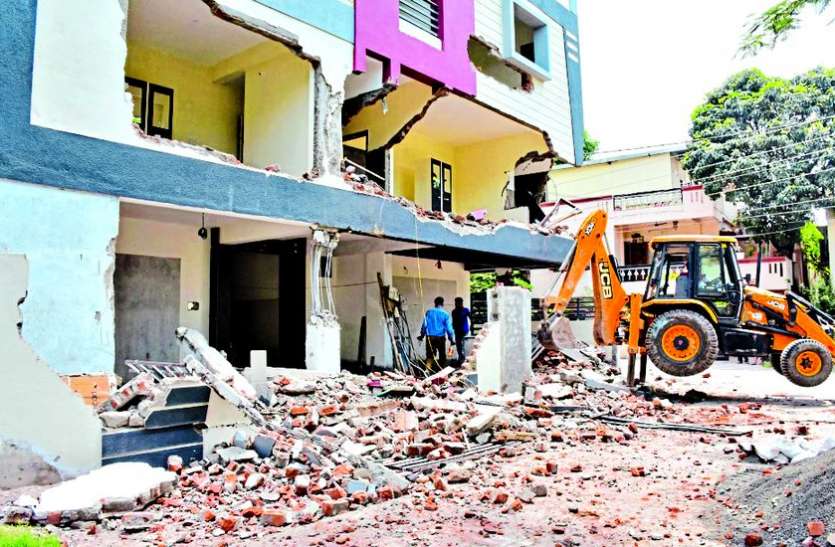 indore होस्टल का अवैध निर्माण तोडऩे पहुंचे अमले ने उपायुक्त के पहुंचने पर चलाया जेसीबी का पंजा
