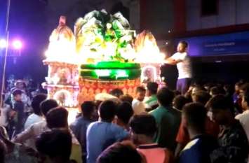 Kanwariye self made Kanwar for Shivratri in Meerut Kanwar Yatra 2019: खुद तैयार करते हैं एेसी मनमोहक कांवड़, फिर भोलेनाथ का करते हैं जलाभिषेक, देखें वीडियो