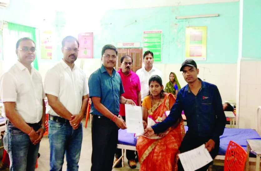 Kawardha Collector नवजात बच्चे का जाति प्रमाण पत्र देने कलेक्टर खुद पहुंचे अस्पताल, बोले- अब भटकने की जरूरत नहीं