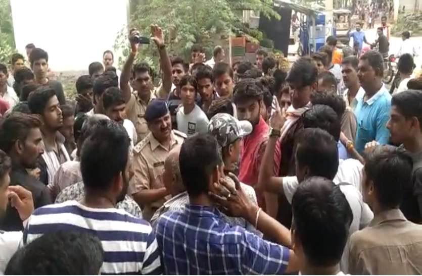 Fight in two sides झण्डा लगाने की बात पर दो पक्षों में हुआ जमकर विवाद, बस में हुई तोड़फोड़, दो युवक घायल