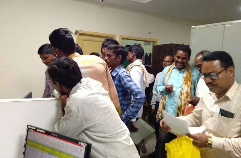 Half-way debt relief व्यवसायिक बैंकों में किसानों का अब तक आधे-अधूरे कर्जमाफी