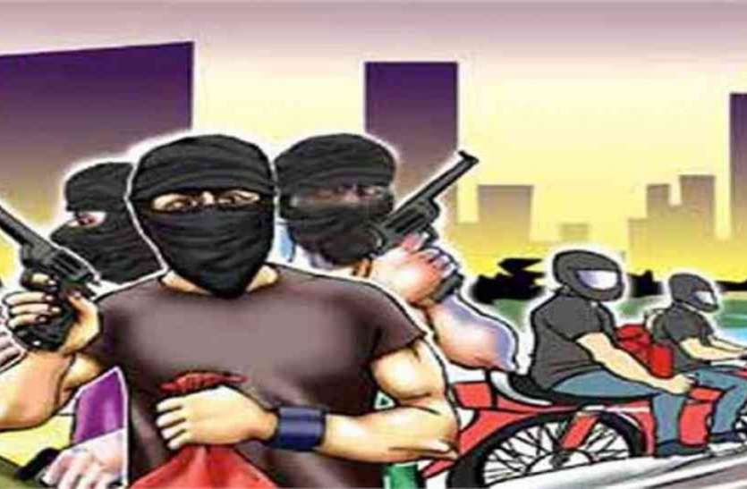 file surat news : चार जनें चाकू व रिवॉल्वर दिखाकर १.२१ लाख लूटे