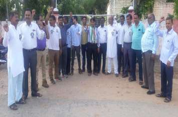 Demonstrate protests against privatization निजीकरण के विरोध में प्रदर्शन जारी