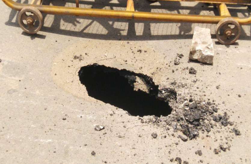 Due to large potholes the very poor traffic system in jodhpur सीवरेज लाइन धंसने पर किया रास्ता जाम