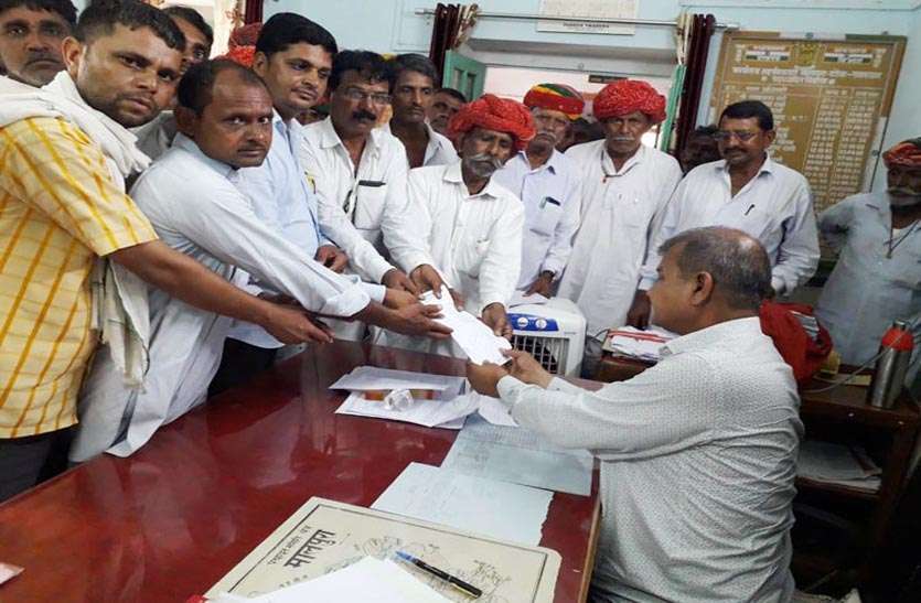memorandum-handed-over-to-tehsildar-for-removal-of-encroachment चरागाह व आम रास्तों से अतिक्रमण हटाने के लिए तहसीलदार को सौंपा ज्ञापन
