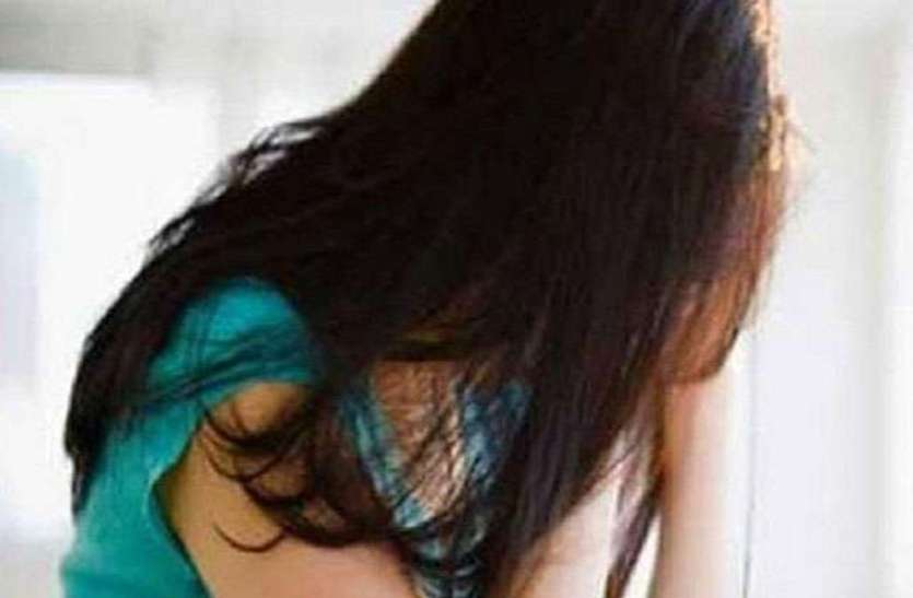 Molestation With Daughter & Wife : सीकर जिले के अजीतगढ़ में घर में घुसकर पत्नी व बेटी के साथ छेड़छाड़ व जानलेवा हमला करने का मामला सामने आया है। घर में घुसकर पत्नी व बेटी के साथ करने लगे छेड़छाड़, शोर मचाया तो भागे