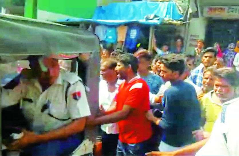 Modak station सोशल मीडिया की अफवाह पड़ी भारी : बच्चा चोर गिरोह के शक में ग्रामीणों ने दो किशोरों को धुना