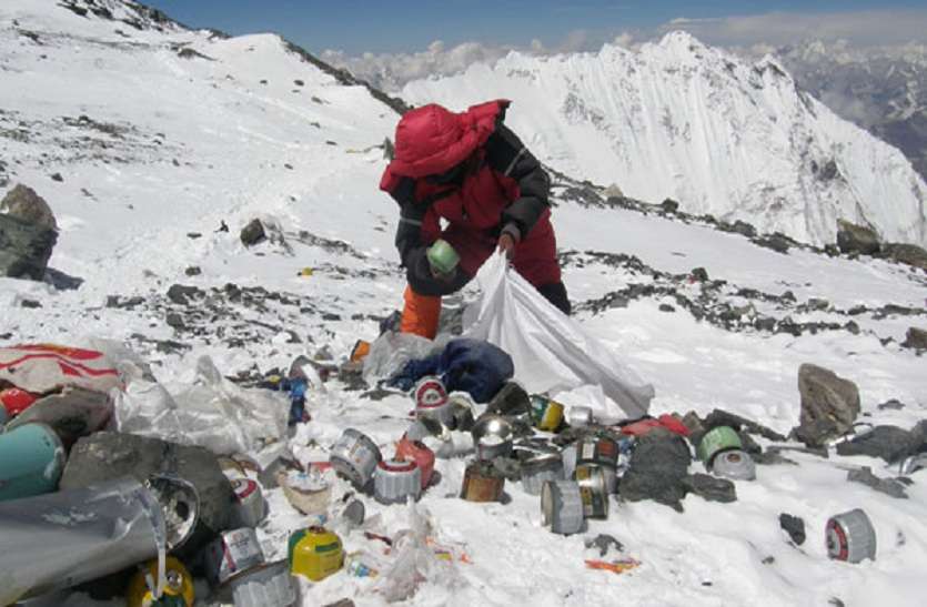 एक माह चले सफाई अभियान में नेपाल ने 10 हजार किलो कचरा साफ किया है नेपाल से कैसे एवरेस्ट को कचरामुक्त बनाकर आय और रोजगार बढ़ा रहा है