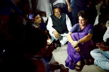 Priyanka Gandhi Police Custody Continue after Stopped to Go Sonbhadra प्रियंका गांधी ने हिरासत में काटी रात, अधिकारियों संग बैठक हुई नाकाम, पीड़ितों से मिले बिना लौटने को तैयार नहीं