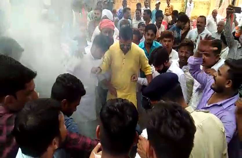 CGNews कार्यकर्ता फूंक रहे थे योगी आदित्यनाथ का पुतला, अचानक NSUI के ये नेता आ गए आग के चपेट में फिर...
