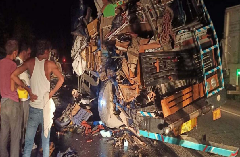 Auto full passengers overturned uncontrollably, 5 passengers injured Auto full passengers overturned uncontrollably, 5 passengers injured