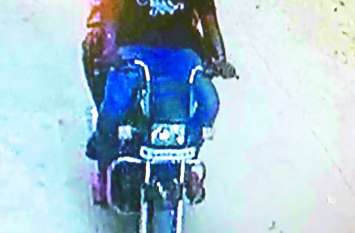 Rogue robbed gold chain robbery दिनदहाड़े पिस्टल की नोक पर नकाबपोशो ने ज्वेलर्स को लूटा