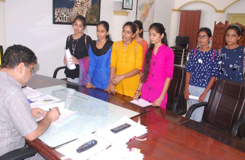 pali gril College students' demands पढ़ाई की बजाय कलक्ट्रेट के चक्कर काट रही कॉलेज छात्रा