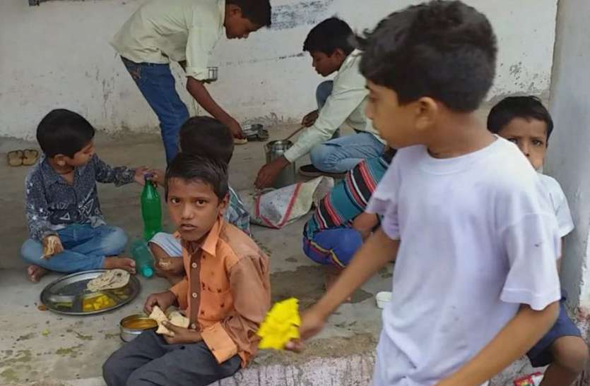 Anganbari has been seen running in five campuses in one campus एक परिसर में पांच स्कूल के साथ आंगनबाड़ी संचालित होते देखा है आपने, आइए यहां देखिए