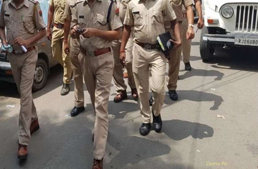 ATTACK ON POLICE TEAM पुलिस दल पर हुआ अचानक हमला, आरोपी को छोड़ जान बचाकर भागे पुलिसकर्मी, 3 चोटिल