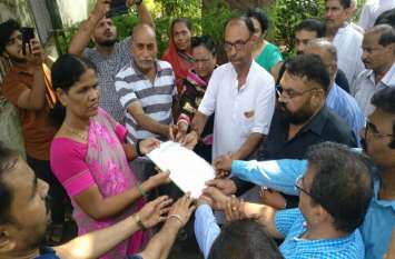 Jain society opposes breaking column of Kirti column कीर्ति स्तंभ तोड़ने के विरोध में सड़क पर उतरा सकल जैन समाज
