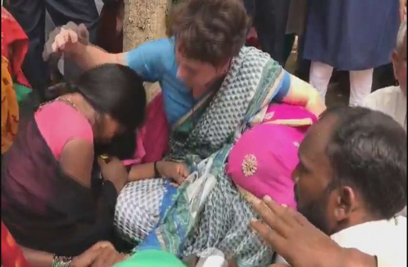 सोनभद्र पीड़ितों से मिलतीं प्रियंका गांधी सोनभद्र नरसंहार- 26 घंटे के बाद प्रियंका गांधी का धरना खत्म, पोछें पीड़ितों के आंसू