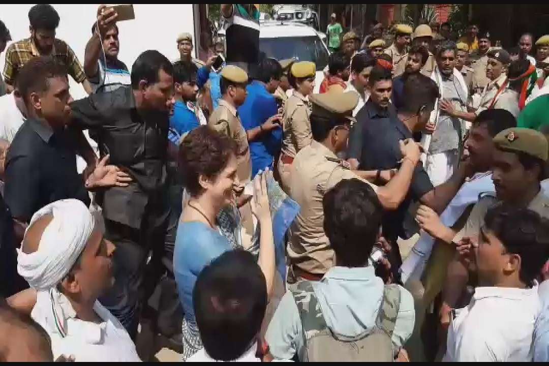 26 घंटे के धरने को समाप्त कर बनारस निकलतीं प्रियंका गांधी