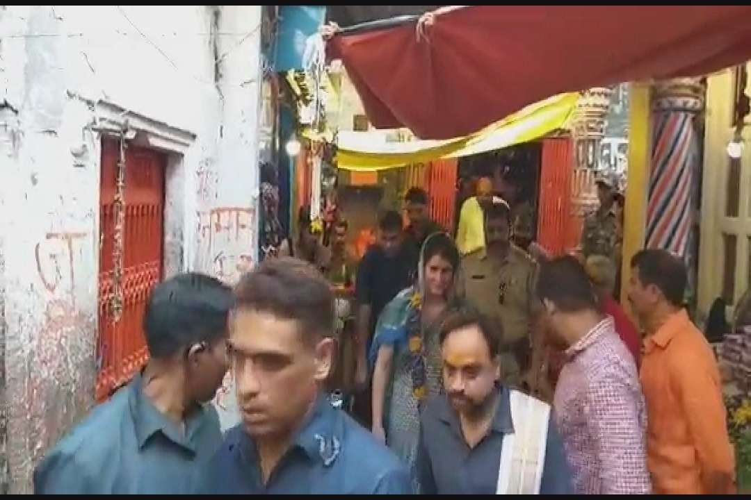 वाराणसी में दर्शन पूजन कर निकलतीं प्रियंका गांधी
