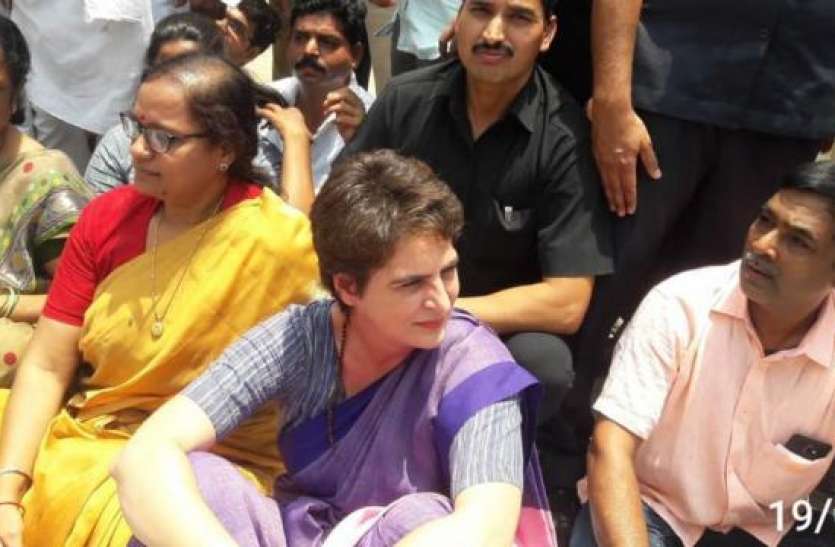 priyanka gandhi क्या इंदिरा की राह पर चल पड़ी हैं प्रियंका गांधी, सोनभद्र जानें के पीछे कहीं ये 10 वजह तो नहीं?