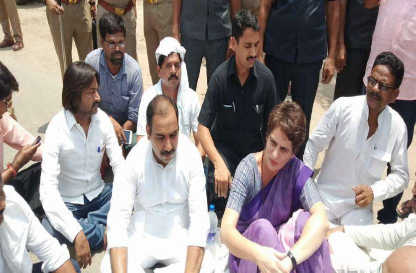 प्रियंका गांधी वाड्रा का हठ योग : पीडि़तों से मिले बिना नहीं लौटने पर अड़ी प्रियंका गांधी वाड्रा का हठ योग : पीडि़तों से मिले बिना नहीं लौटने पर अड़ी