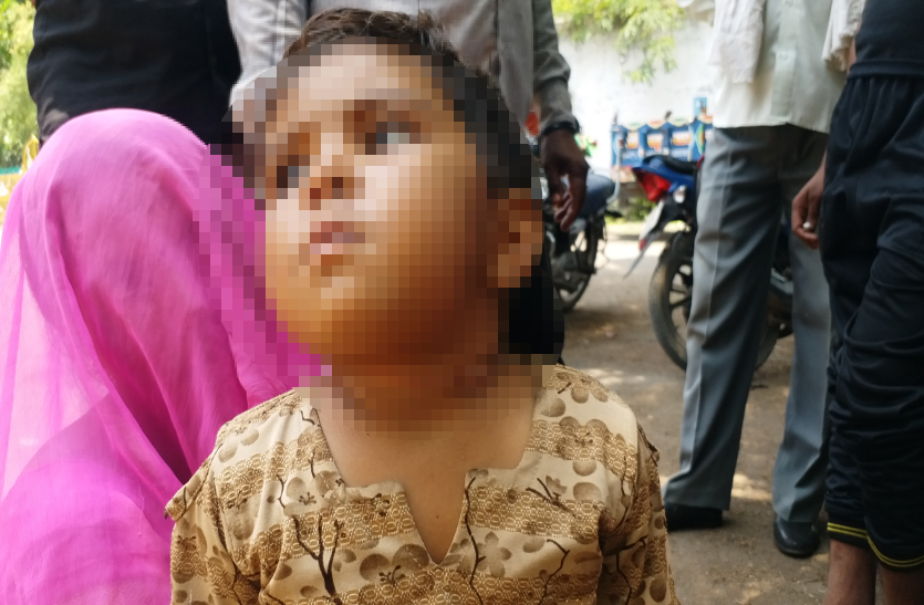 news बच्ची की गर्दन पर पिता ने चलाई ब्लेड , पत्नी ने दर्ज कराई शिकायत