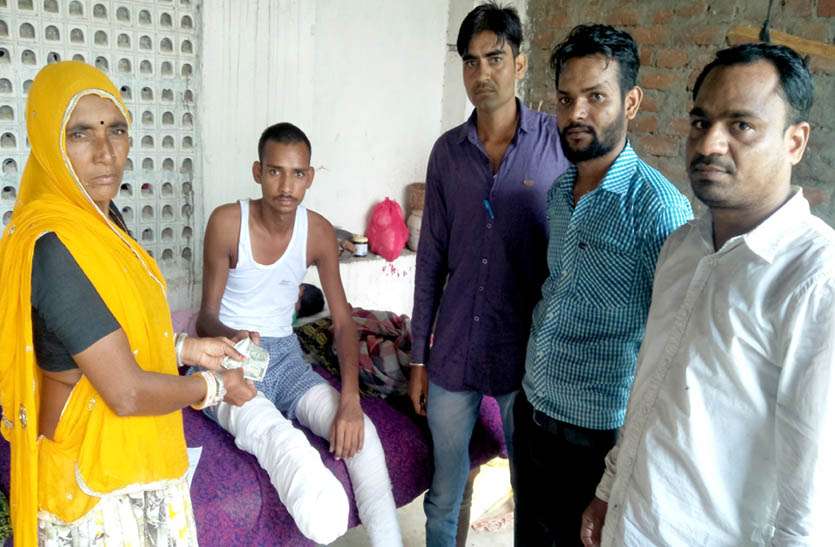 11-thousand-rupees-handing-over-to-the-scorched-couple झुलसे दम्पती को सौंपी 11 हजार की सहायता राशि, पीडि़ता को रोजगार देगी मैत्री महिला मण्डल