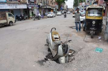 bikaner- roads began to break बदहाल शहर की सड़कें: कहीं गहरे गड्ढे तो कहीं डामर ही गायब, जिम्मेदार मौन