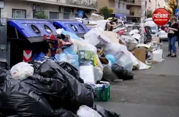 Rome filled with overflowing dumpsters as locals protest रोम: गार्बेज टैक्स पर लोगों ने निकाला गुस्सा, कूड़े से पटी गलियां