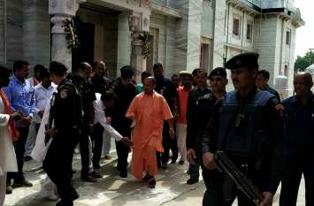 SSP taken action against careless Policemen deployed in Gorakhnath गोरखनाथ मंदिर में सुरक्षा से खिलवाड़ करने वाले आधा दर्जन पुलिसकर्मियों पर कार्रवाई