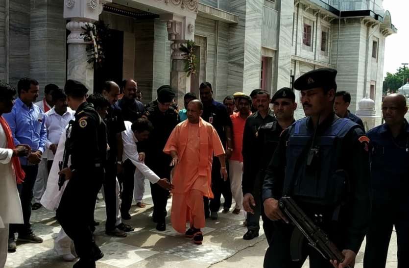 CM Yogi Adityanath गोरखनाथ मंदिर में सुरक्षा से खिलवाड़ करने वाले आधा दर्जन पुलिसकर्मियों पर कार्रवाई