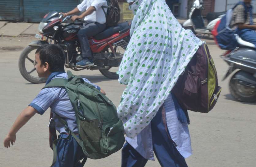 How to lose weight in raising the burden of school bags स्कूली बैग का बोझ ढोते बच्चे, आखिर कैसे कम होगा वजन 15 दिनों में कार्रवाई जीरो