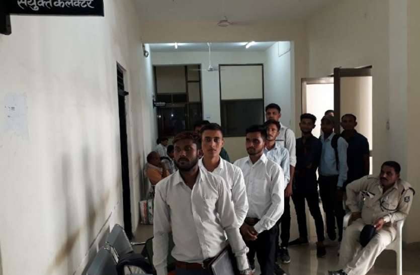 800 applications of unemployed for 18 posts of volunteer बेरोजगारी : वालेंटियर के 18 पद पर 800 आवेदन, 10वीं पास बुलाए तो इंटरव्यू के लिए पहुंचे बीएससी, बीकॉम के छात्र