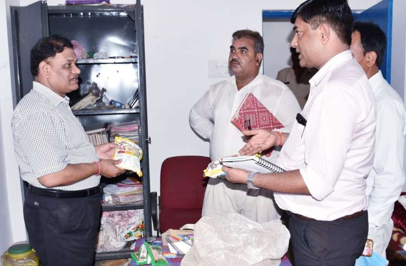 Packaging of Expiry Spices for Hostels Children हास्टल में बच्चों को खिलाने एक्सपायरी मसाले का मिला पैकेट, संभागायुक्त ने अधीक्षक को किया सस्पेंड