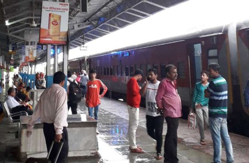Rain water filled inside the platform at railway station रेलवे स्टेशन में प्लेटफार्म के अंदर भर गया बारिश का पानी