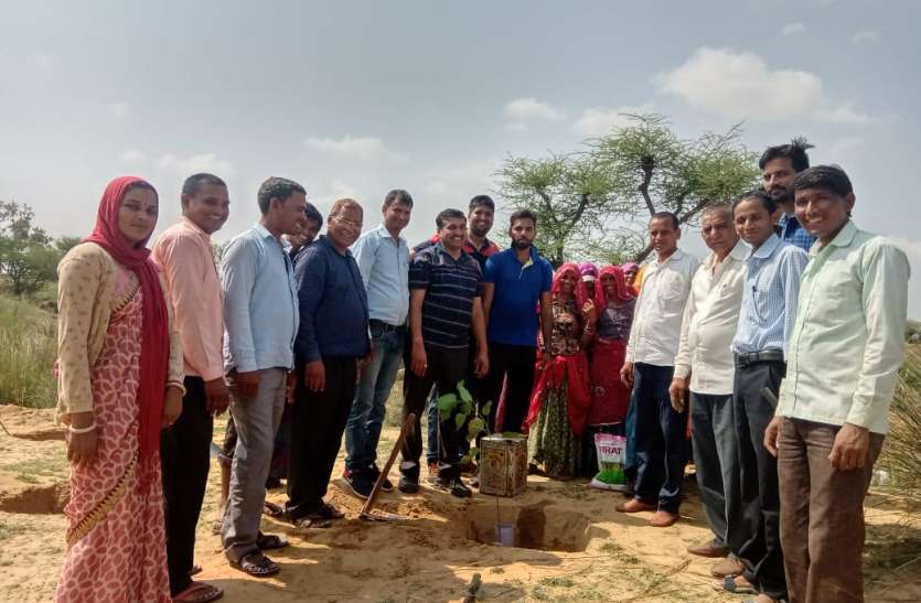 sp Jaipur rural : खाली पड़ी चरागाह भूमि में लगाए 160 पौधे