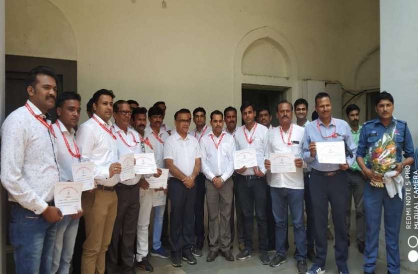 indore लोगों की मदद के लिए लगा दी जान की बाजी, ऐसे पुलिसकर्मियों का हुआ ये सम्मान