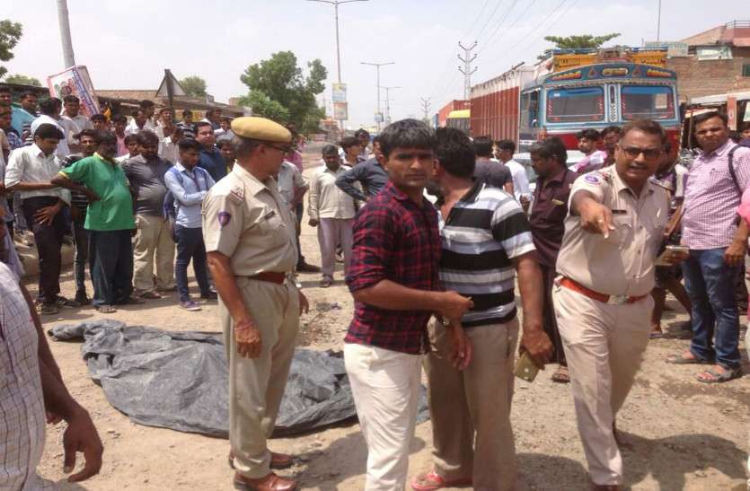 One died in road accident एक तरफ रोड बंद, दूसरी तरफ ट्रेलर से मोपेड चालक की मौत