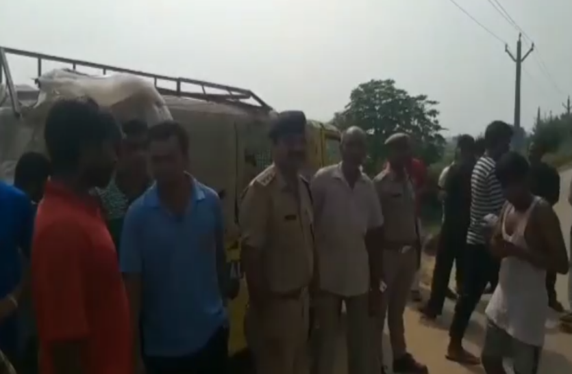 news Bulandshahr : स्कूल वैन गड्ढे में गिरने से डेढ़ दर्जन बच्चे घायल, माैके पर मची चीख-पुकार- देखें वीडियाे
