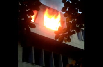 fire catch in ghaziabad sales tax office many files burned Ghaziabad: SALES TAX ऑफिस में अचानक उठने लगी आग की लपटें तो मची भगदड़, तमाम फाइल जलकर हुई राख- देखें वीडियो