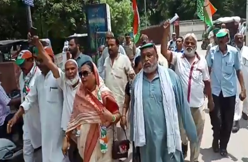 news सोनभद्र हत्याकांड को लेकर कांग्रेसी नेताओं ने किया प्रदर्शन, योगी सरकार पर जमकर बरसे नेता