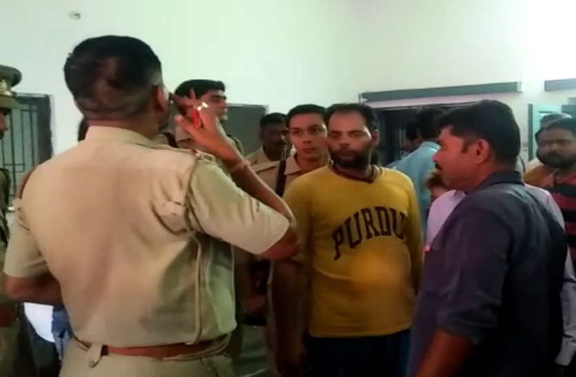 news VIDEO: उपचार के दौरान बुजुर्ग महिला की मौत के बाद परिवार ने किया हंगामा तो पुलिस ने कराया शांत