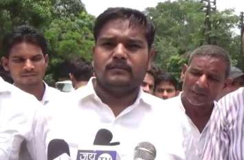 Shoshit Kranti Dal protest against Sonbhadra massacre in Meerut इस संगठन ने सोनभद्र नरसंहार का आरोप आईएएस पर लगाया, राज्यपाल से की ये मांग, देखें वीडियो