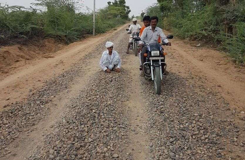 jalore-road-pwd PWD RAJASTHAN: निर्माण की अवधि गुजर गई और कंक्रीट बिछाकर छोड़ दी सड़क