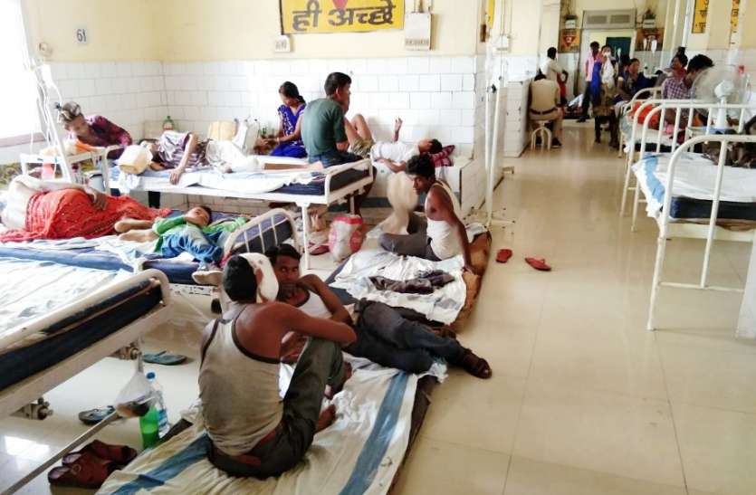 Increased number of patients in Singrauli district hospital मौसम बना कातिल : उमसभरी गर्मी से नौनिहालों का बुरा हाल, महिलाओं के साथ बुजुर्ग भी बेहाल